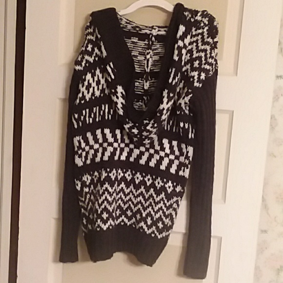 Long sweater with hood - Picture 2 of 5